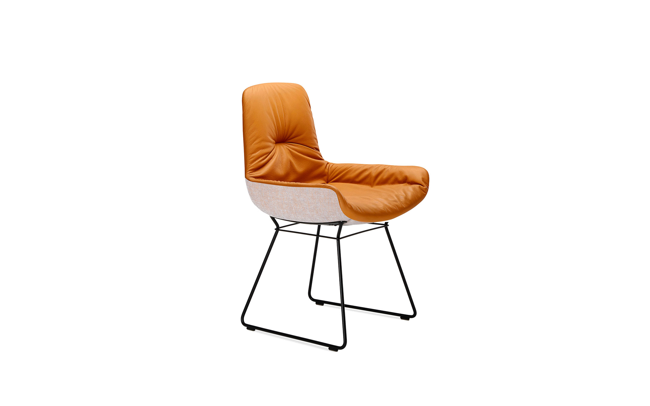 freifrau_2022_Leya_Armchair-Low_1-1_ME001_Opium-Cognac_Maple-732_front Platzhalter