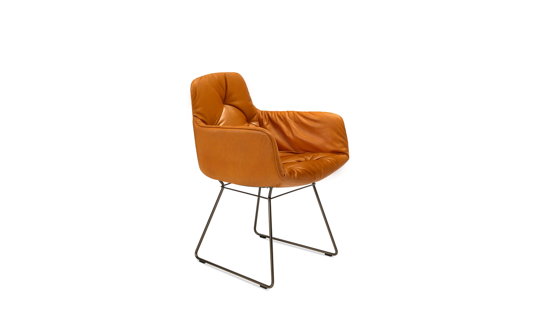 freifrau_Leya_Armchair-High_1-1_ME025_Adora-Kupfer-Chesterfield_front Platzhalter