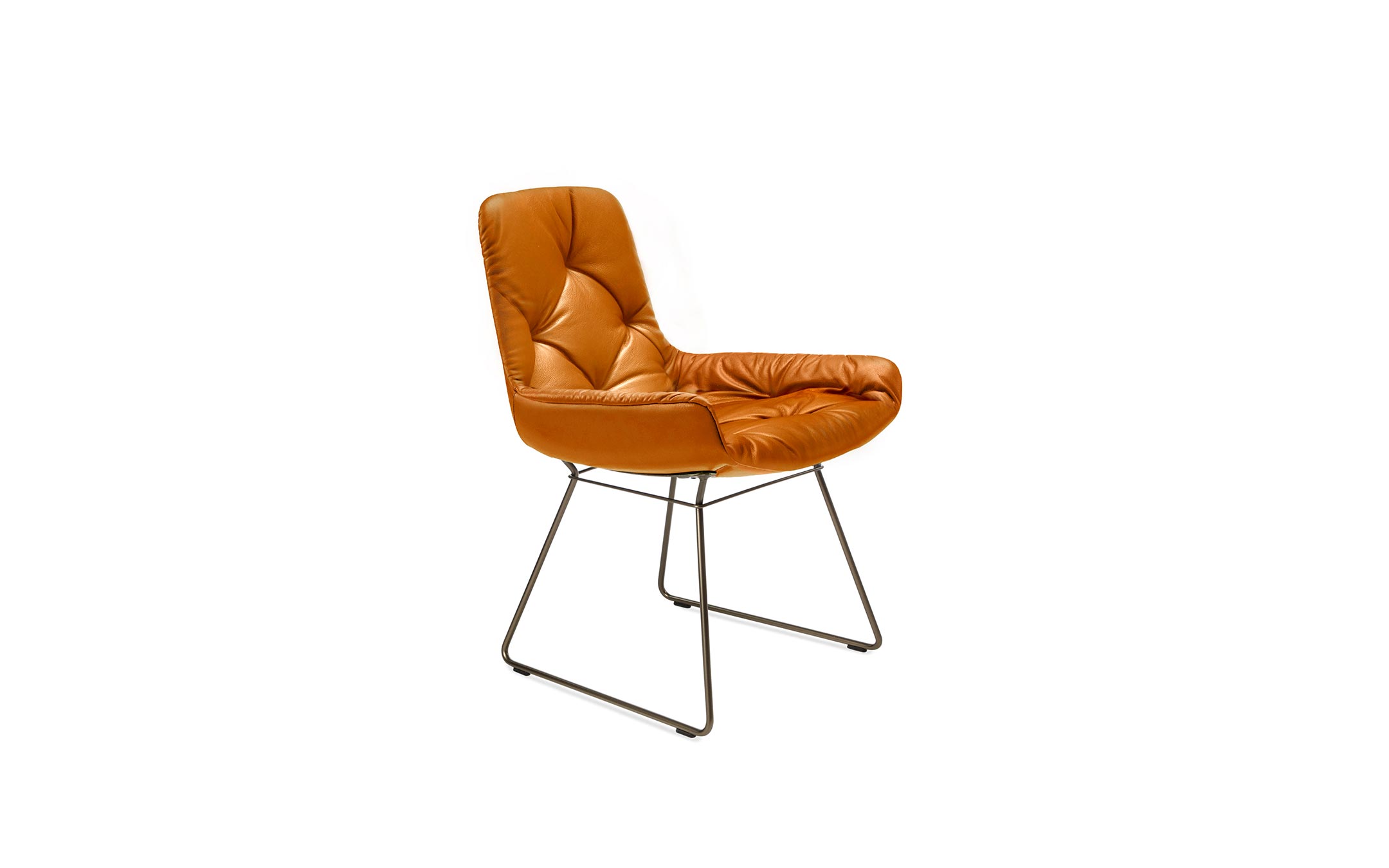 freifrau_Leya_Armchair-Low_1-1_ME025_Adora-Kupfer-Chesterfield_front Platzhalter