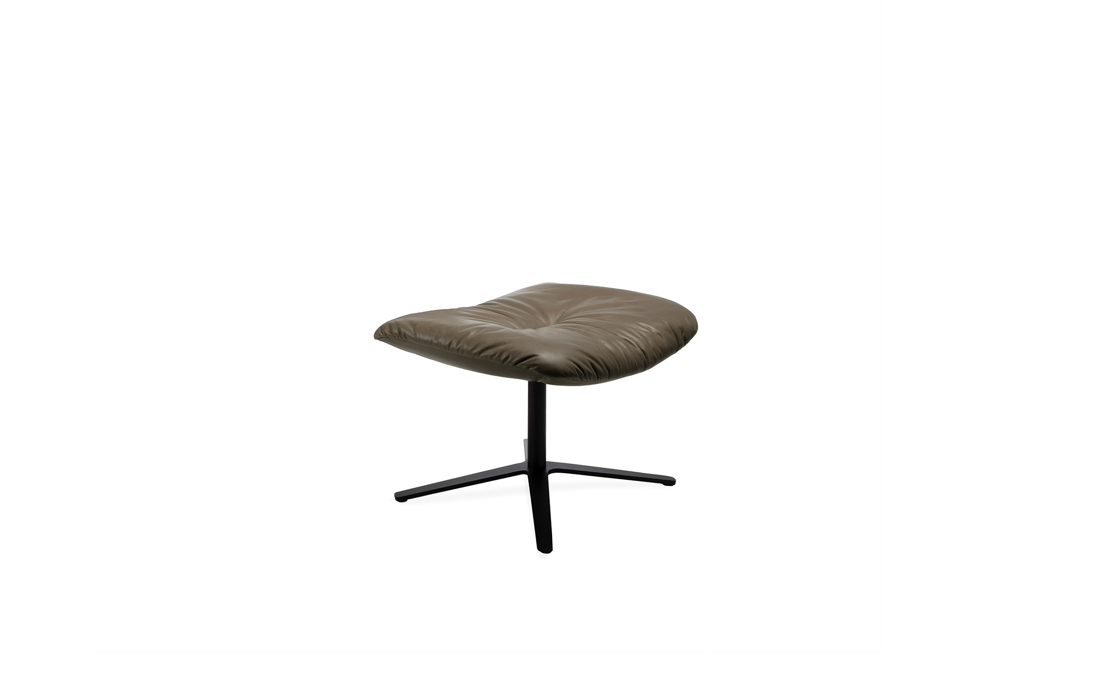 freifrau_2022_Leya_Ottoman_2-3_ME001_Adora-Walnut_front Platzhalter