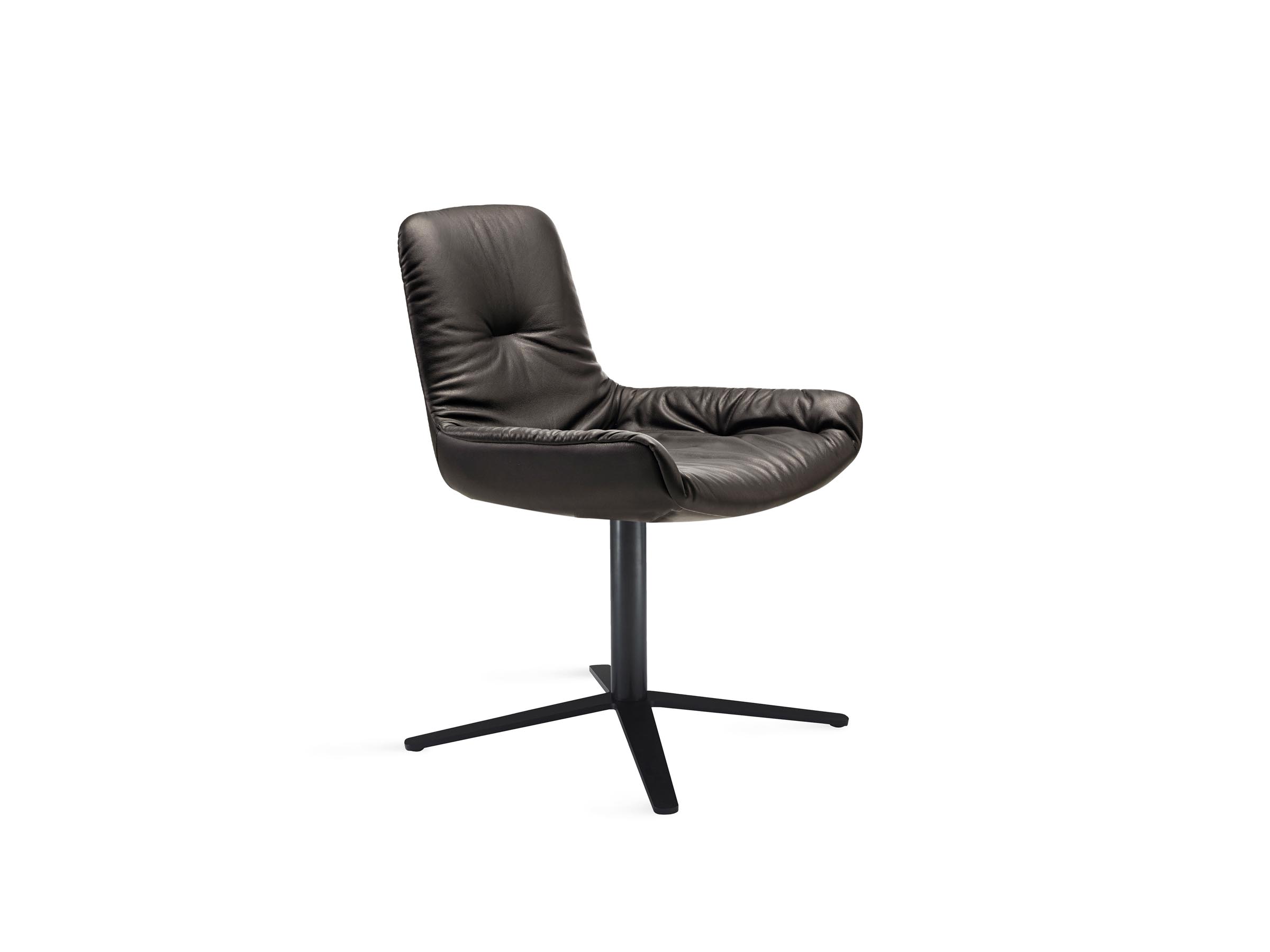 Leya_Armchair-Low_2-3_ME001_Opium-Lanoso_front Platzhalter