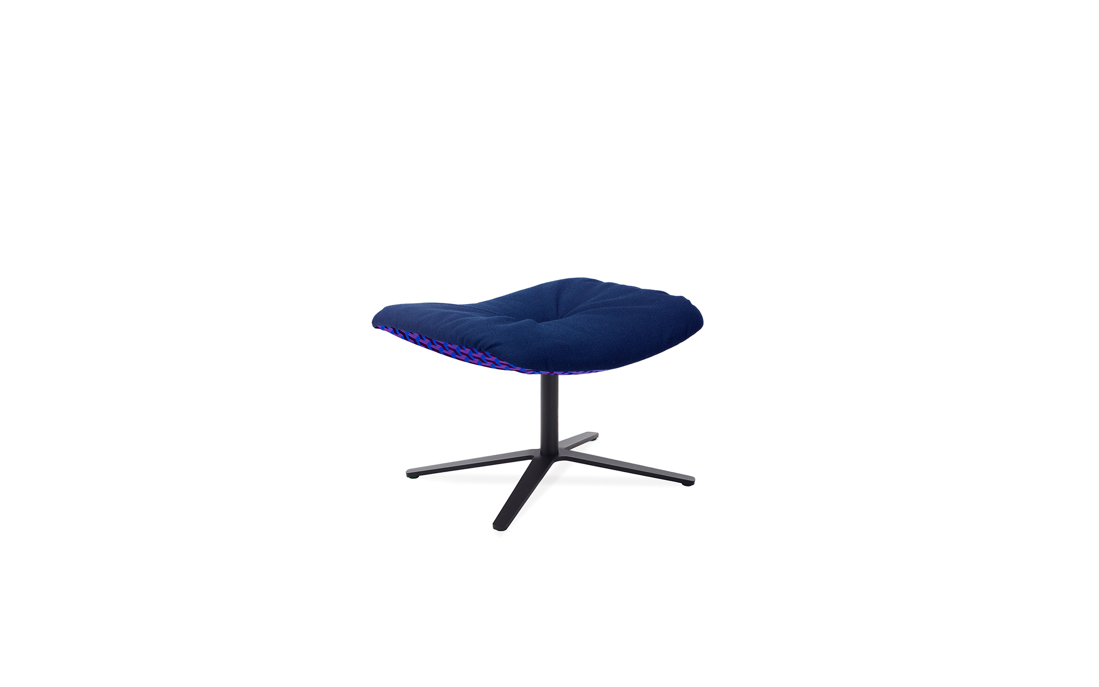 freifrau_2023_Leya_Ottoman_2-3_ME001_Shake-Cobald_Ceramic-Myrtille_front Platzhalter