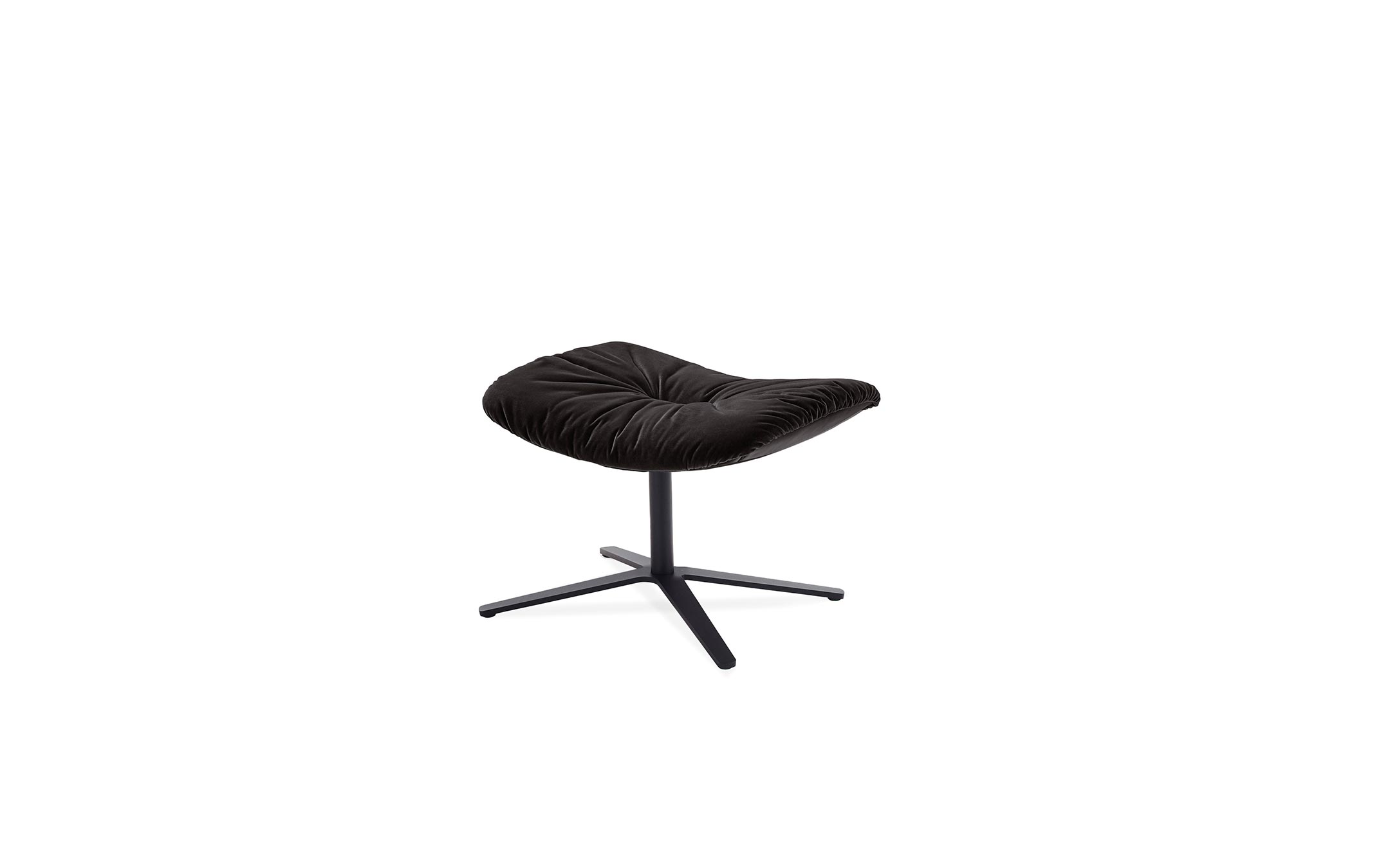freifrau_2023_Leya_Ottoman_2-3_ME001_Adamo-Fumo_front Platzhalter