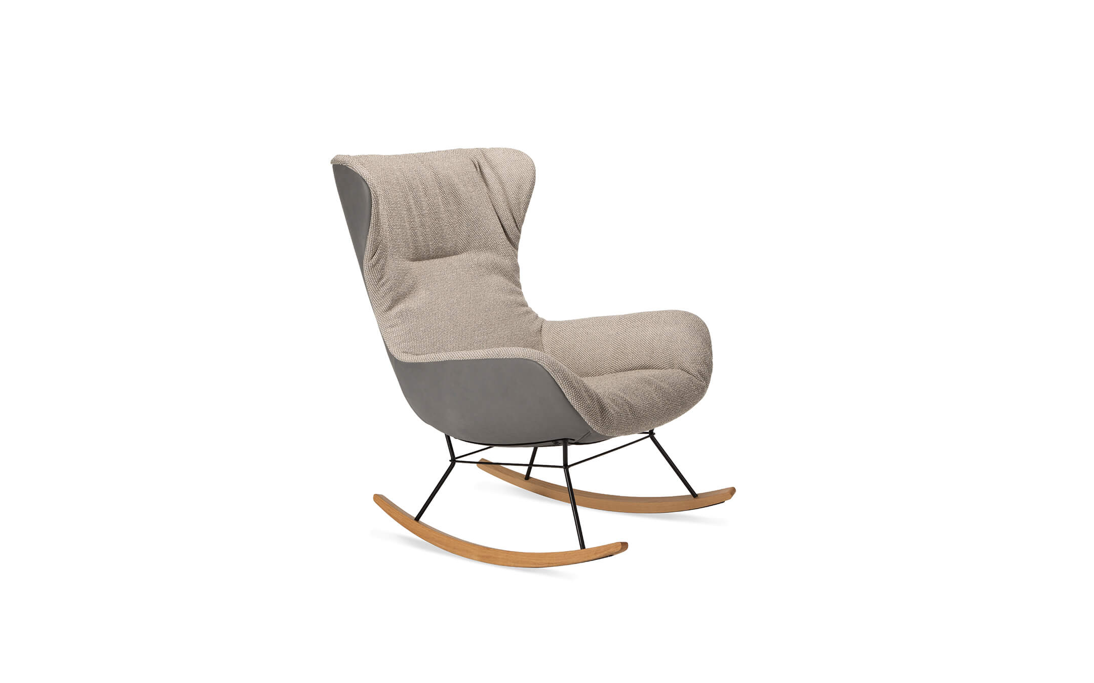 freifrau_2023_Leya_Rocking-Wingback-Chair_ME001_WD002_Safire-0008_Muscat-Plaza_front Platzhalter